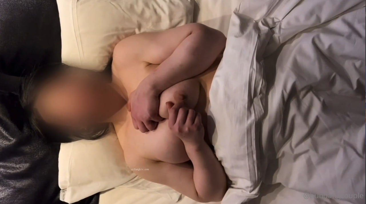 隐藏在衣服底下的巨乳呀~一脱让哥哥们都惊呆了，再露出白虎美穴，这逼不操不行